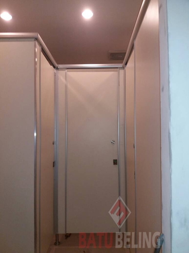 Cubicle Toilet Phenolic Resin di Hotel Grand Darmo Suite
